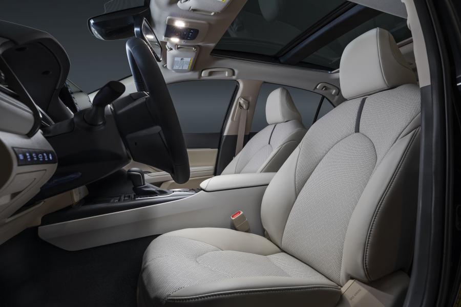 Интерьер Toyota Camry XLE 2020 года  (NA) (фото 6 из 11)